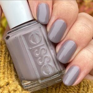 💥 Essie Chinchilly Nail Polish - Gray